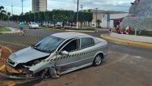 Jovem fica ferido ao bater carro em rotatória de São Gabriel do Oeste