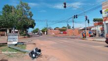 Carreta derruba semáforo ao fazer conversão no Nova Lima