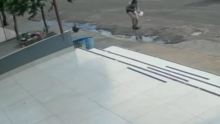 Motociclista armado atira contra grupo de homens em Sonora (vídeo)