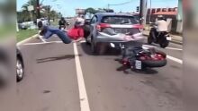 Aceleração brusca causa 'choque monstro' e motociclista 'voa' na Duque de Caxias (vídeo)
