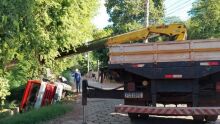 Motorista desrespeita sinalização e tomba caminhão em Corumbá
