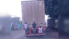 Crianças são flagradas "pegando rabeira" em caminhão em Corumbá