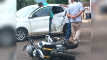 Motociclista fica ferido ao bater em carro no centro de Nova Andradina