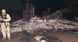 Os criminosos incendiaram a estrutura utilizando coquet&eacute;is molotov