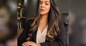 Investigada de 22 anos ensinava nas redes sociais a escapar de fraudes enquanto operava, com o companheiro, uma "loja cenogr&aacute;fica"