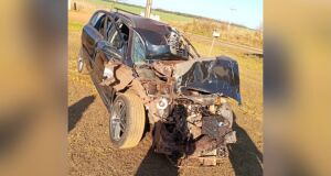 Fam&iacute;lia seguia para a casa de parentes quando carro bateu em carreta no acesso ao Povoado da Lage