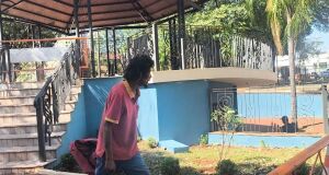 Ele bateu o rosto contra a lateral do ve&iacute;culo, causando um ferimento com bastante sangramento