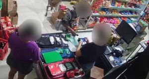 As v&iacute;timas tamb&eacute;m informaram &agrave; pol&iacute;cia que foram levados v&aacute;rios cart&otilde;es durante o furto