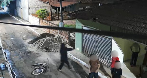 Ataque ocorreu na frente de crian&ccedil;as; pol&iacute;cia encaminhou dois jovens para a delegacia, que prestaram depoimento e foram liberados