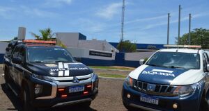 Um dos suspeitos foi preso no local do crime e os outros dois tentaram fugir por casas vizinhas