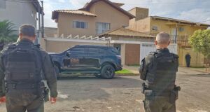 Investiga&ccedil;&atilde;o aponta uso de sistemas oficiais e at&eacute; rastreadores em ve&iacute;culos de alvos; opera&ccedil;&atilde;o prendeu ao menos nove policiais da ativa
