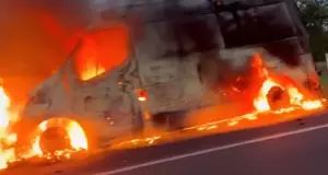 O ve&iacute;culo foi completamente destru&iacute;do por causa das chamas 