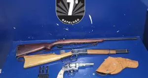 Suspeito entrou pela janela armado e apontou arma para a v&iacute;tima, quando soube da gesta&ccedil;&atilde;o