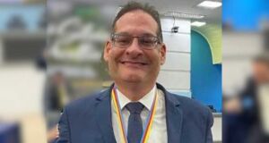 Rinaldo Hakme Romano continuar&aacute; preso em casa, com tornozeleira eletr&ocirc;nica e restri&ccedil;&otilde;es de contato; juiz considerou hist&oacute;rico de c&acirc;ncer e necessidade de tratamento m&eacute;dico cont&iacute;nuo