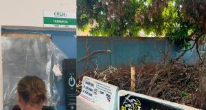 Imagens mostram centro de sa&uacute;de com entulhos e galhos acumulados no p&aacute;tio, al&eacute;m de problemas na estrutura do pr&eacute;dio 