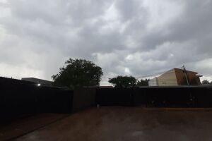 Chuva chega tímida e refresca tarde na Vila Glória