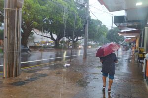Chuva chega em vários bairros da Capital e previsão faz alerta para risco de tempestade