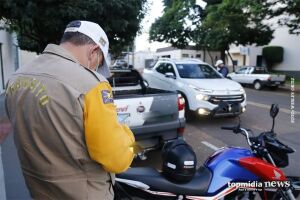 Motociclista tenta fugir de blitz, cai no chão e vai parar na Santa Casa