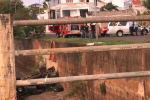 Motorista morre ao cair em córrego e ter caminhonete crivada de balas em Campo Grande