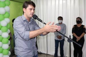 Thalles foi escolhido para concorrer ao cargo ap&oacute;s o pai, M&aacute;rcio, ser considerado ineleg&iacute;vel pelo Tribunal de Contas da Uni&atilde;o