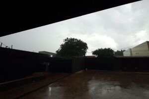 Olha a roupa no varal: Chuva chega em bairros de Campo Grande