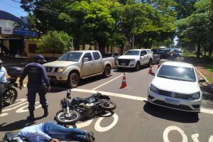 Motociclista em alta velocidade bate em carro de app na Afonso Pena