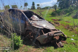 Após perder controle da direção, motorista capota carro e bate em cerca na BR-060