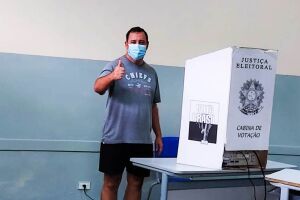 Odilon Ribeiro vota e destaca campanha positiva em Aquidauana