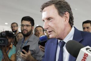 Marcelo Crivella ganha 'passe livre' do TSE para seguir candidato no Rio