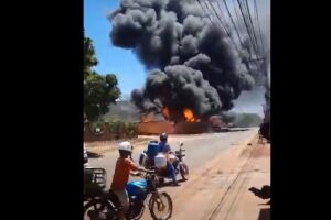 Incêndio destrói depósito de loja de materiais de construção na rua Santa Quitéria; veja