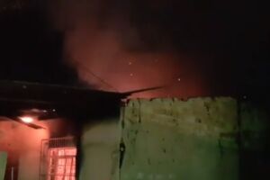 Babaca: homem incendeia casa da ex e dança para comemorar o crime em Corumbá