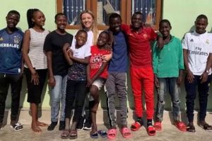 Jovem adota 9 crianças que sofriam em orfanato