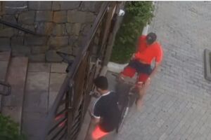 Arriscando a vida, jovem joga celular pelo portão para evitar assalto