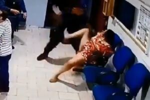 VÍDEO: mulher presa por desacato leva surra de policial militar, mesmo algemada