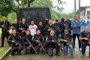 Abuso de autoridade: deputado lamenta policiais poderem ser punidos por foto com assassino de PM