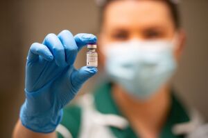 Enfermeira é 1ª pessoa a ser vacinada contra a covid em Nova York