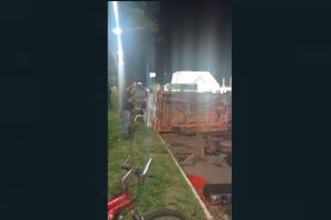 Vídeo: batida violenta envolve três carros e derruba poste na Cônsul Assaf Trad