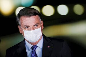 Bolsonaro anuncia vacina gratuita e não obrigatória a toda população