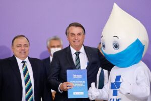 Bolsonaro apresenta plano de vacinação com meta de imunizar 51 milhões em seis meses