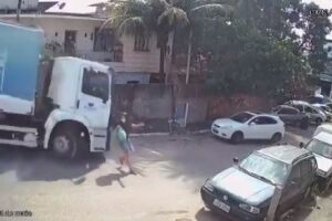 Vídeo: por centímetros, mulheres escapam de serem atropeladas por caminhão do lixo no RJ