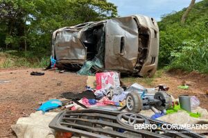 Idosa morre e duas pessoas ficam feridas em capotamento de caminhonete