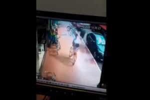 Vídeo: roda dupla de caminhão se solta e 'atropela' mulher em calçada em Amambai