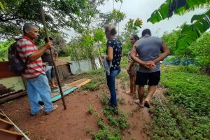 Familiares organizando a busca nesta manhã