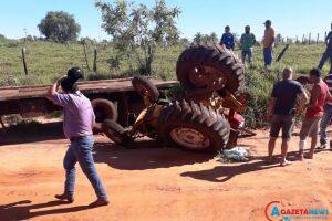 Trator cai de carroceira de caminhão, esmaga e mata homem de 45 anos