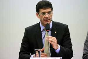 Bolsonaro demite ministro do Turismo; general Ramos seria pivô da queda