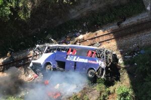 Tragédia: ônibus cai de viaduto e mata ao menos 14 pessoas em Minas Gerais