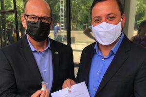 Prefeito de Niterói faz acordo com Butantan para vacinar a cidade inteira; 1,1 milhão de doses