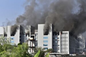 Na Índia, incêndio atinge prédio que produz vacinas da Oxford