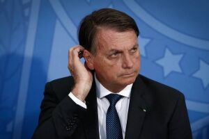 "O Brasil est&aacute; quebrado. N&atilde;o consigo fazer nada", dispara Bolsonaro ao ser questionado sobre IR