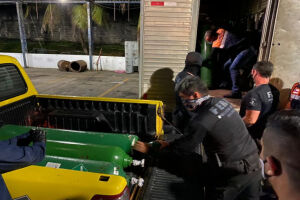 Desumano! Empresário é preso escondendo 33 cilindros de oxigênio em Manaus